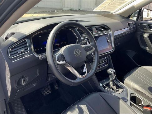 Used 2023 Volkswagen Tiguan SE w/ Panoramic Sunroof Package image 15