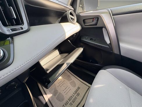 Used 2018 Toyota RAV4 LE Plus image 16