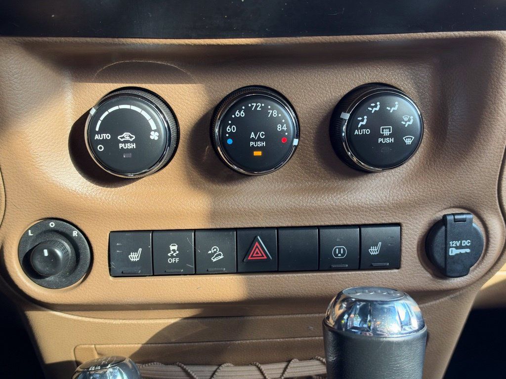 Used 2015 Jeep Wrangler Unlimited Rubicon w/ Connectivity Group AWD/4WD image 24