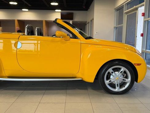Used 2004 Chevrolet SSR w/ Preferred Equipment Group image 16