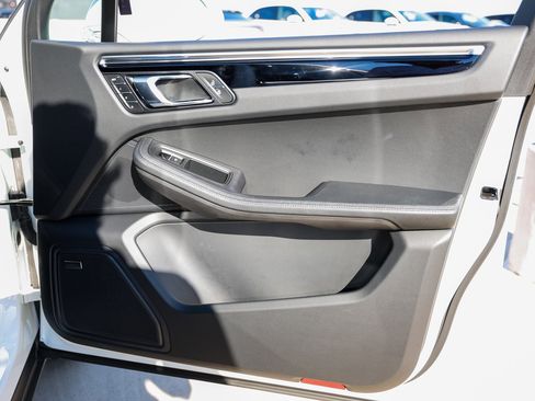 Certified 2025 Porsche Macan image 26