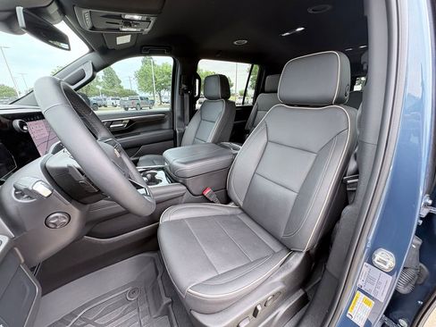 Used 2025 Chevrolet Suburban Premier RWD image 19