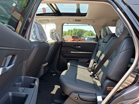New 2026 Nissan Pathfinder SL w/ SL Premium Package (P04) AWD/4WD image 7