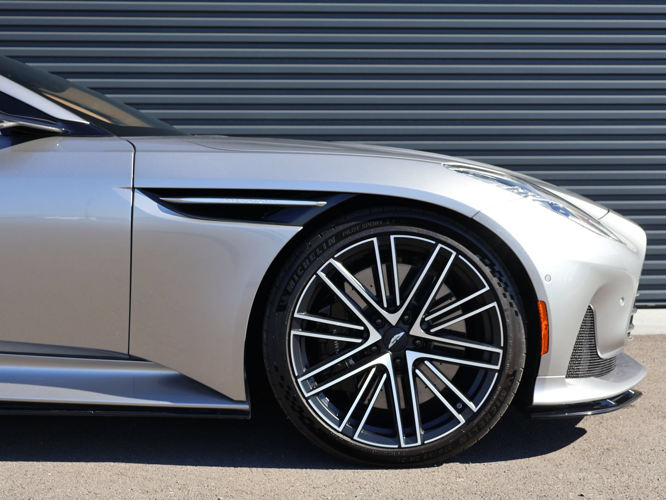 Used 2024 Aston Martin DB12 Convertible RWD image 5