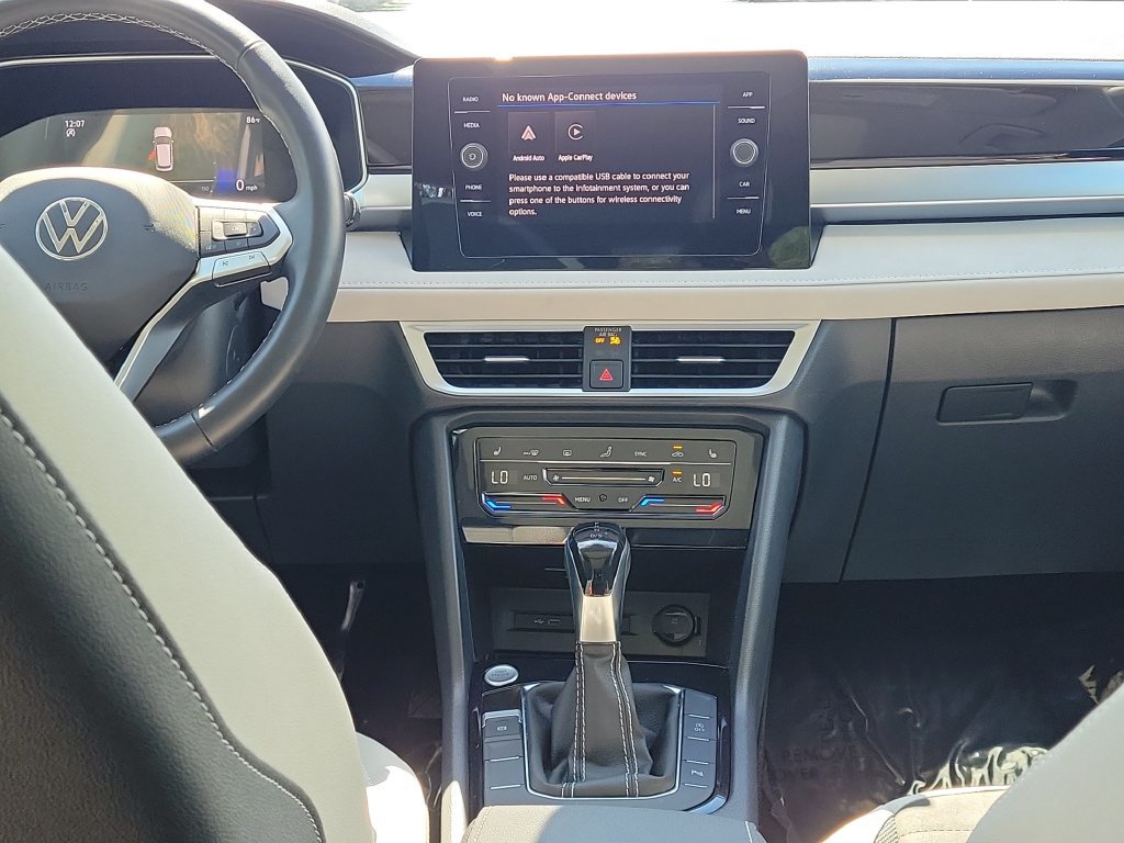 Used 2025 Volkswagen Taos SE w/ Panoramic Sunroof Package FWD image 16
