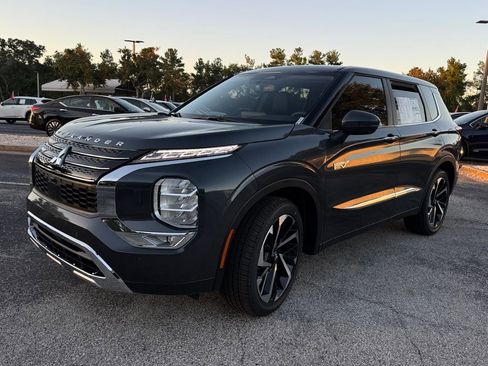 New 2025 Mitsubishi Outlander SE image 3
