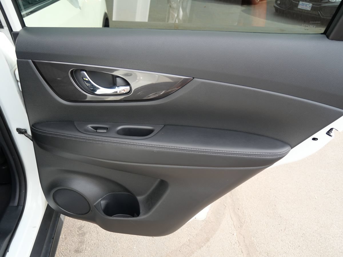 Used 2018 Nissan Rogue SV w/ Premium Package AWD/4WD image 25