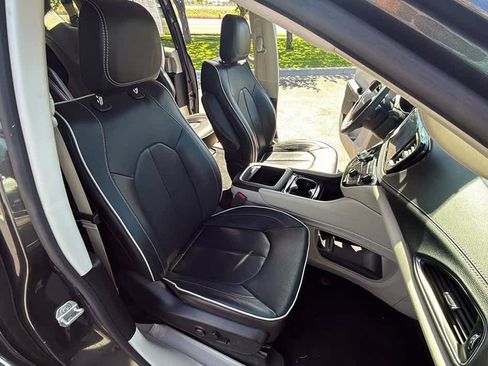 Used 2023 Chrysler Pacifica Limited FWD image 38