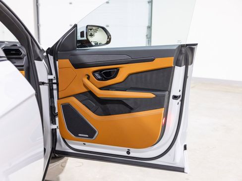 Used 2025 Lamborghini Urus SE image 27