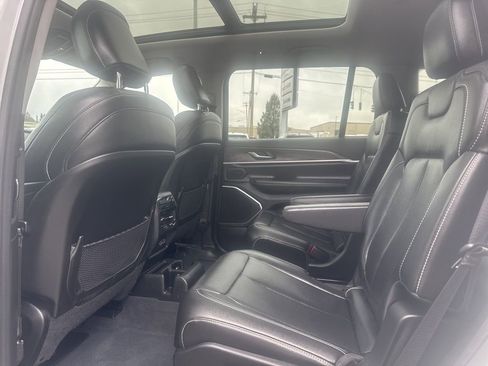 Used 2023 Jeep Grand Cherokee L Limited w/ Black Appearance Package AWD/4WD image 23