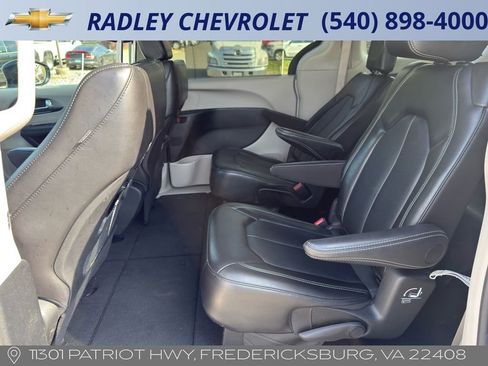 Used 2024 Chrysler Pacifica Touring-L image 11