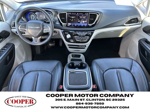 Used 2023 Chrysler Pacifica Touring-L image 21