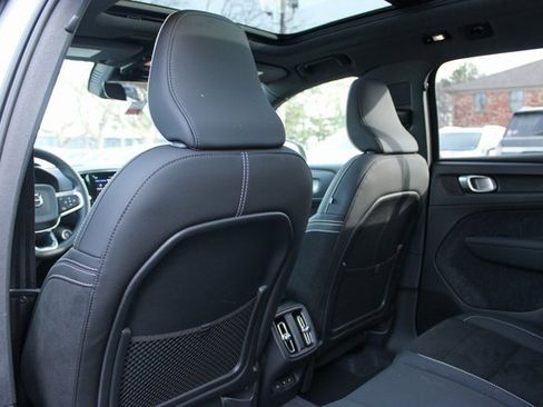 Used 2025 Volvo XC40 B5 Plus image 33