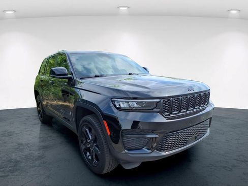 Certified 2024 Jeep Grand Cherokee Altitude AWD/4WD image 11