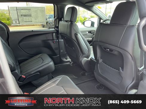 New 2026 Chrysler Pacifica Select image 23
