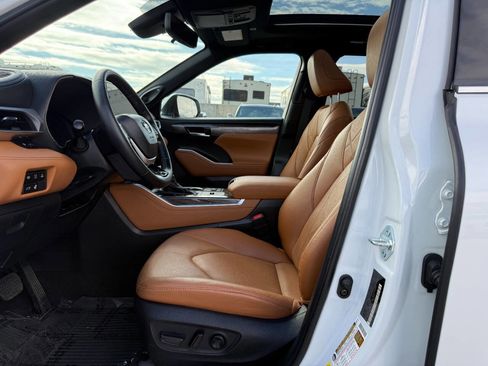 Used 2024 Toyota Highlander Platinum image 18