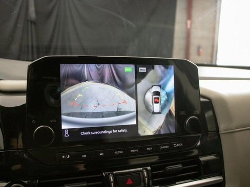 Used 2024 Nissan Pathfinder SL w/ Black Appearance Package image 39