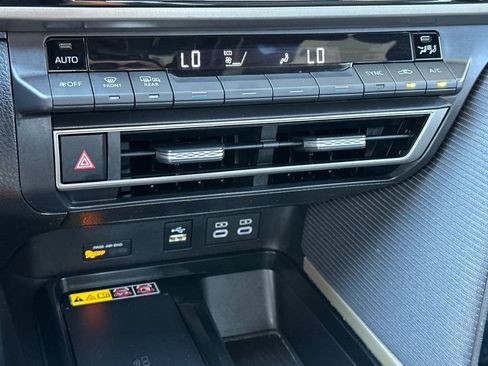 Used 2025 Toyota Camry SE FWD image 18