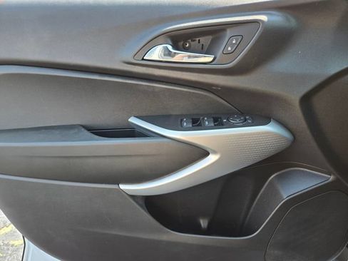 Used 2025 Chevrolet Trax RS w/ Sunroof Package FWD image 38