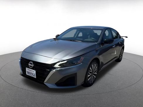 Used 2025 Nissan Altima 2.5 SV FWD image 7