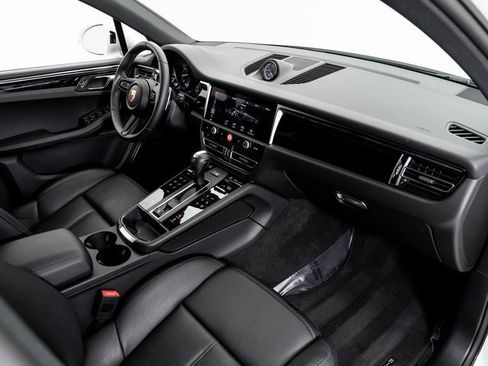 Used 2025 Porsche Macan image 24