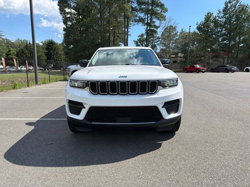 Used 2023 Jeep Grand Cherokee Laredo AWD/4WD image 3