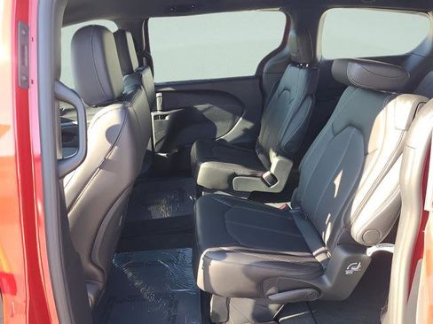 New 2026 Chrysler Pacifica Select image 17