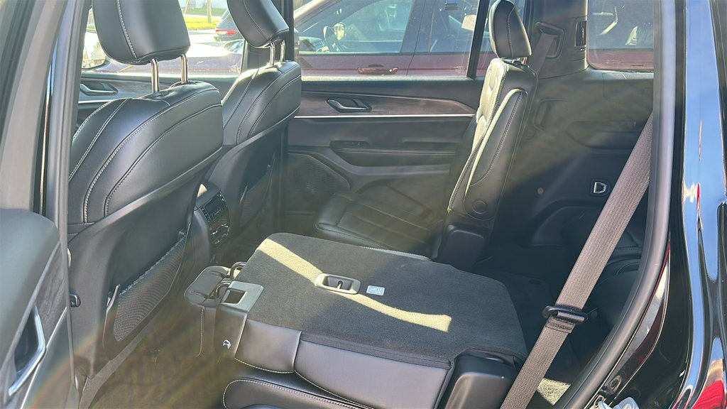 Used 2025 Jeep Grand Cherokee L Limited AWD/4WD image 11