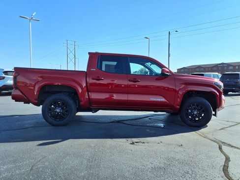 Used 2025 Toyota Tacoma SR5 AWD/4WD image 32