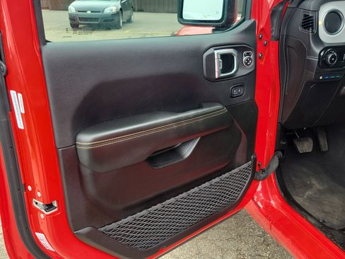 Used 2025 Jeep Wrangler Unlimited Sahara w/ Safety Group image 6