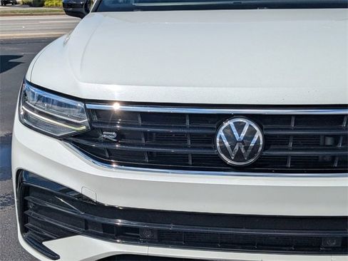 Used 2022 Volkswagen Tiguan SE R-Line image 11