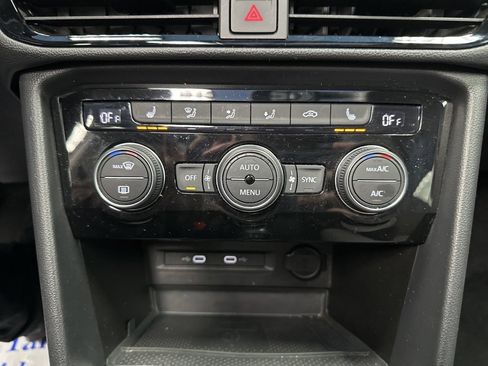 Used 2024 Volkswagen Taos SE image 34