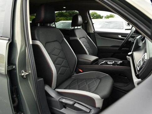 Used 2025 Volkswagen Atlas Peak Edition SE AWD/4WD image 19