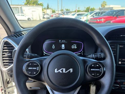 Used 2025 Kia Soul LX w/ LX Technology Package FWD image 25