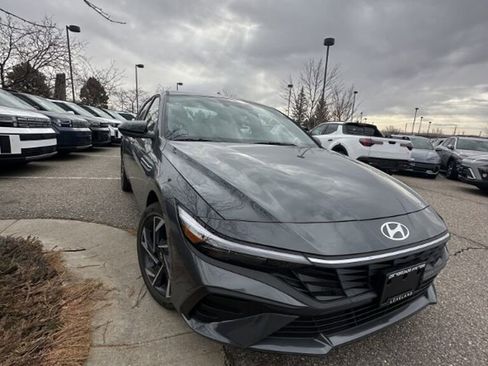 Used 2025 Hyundai Elantra SEL image 21