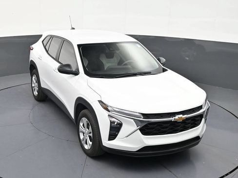 Used 2026 Chevrolet Trax LS FWD image 18