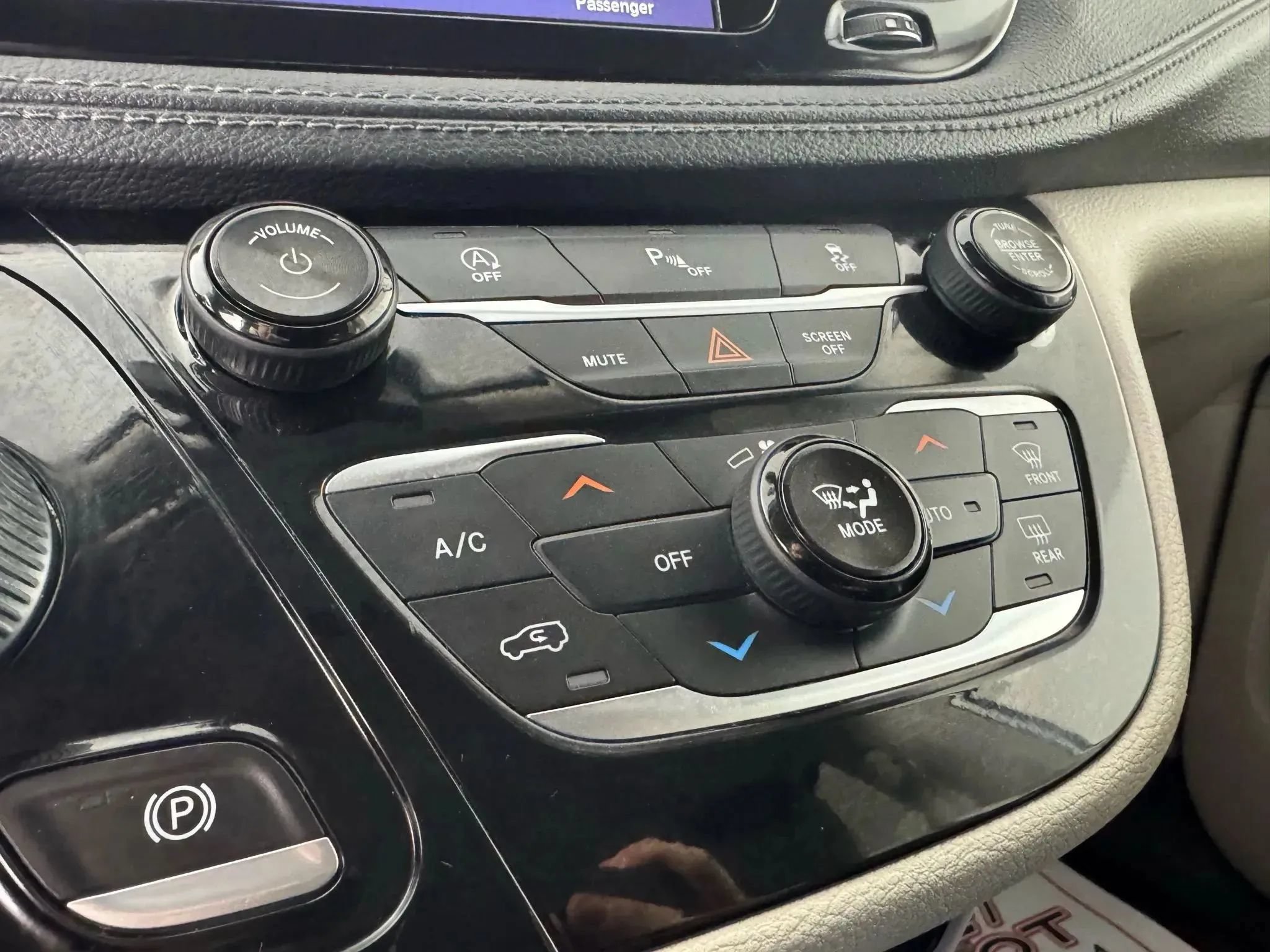 Used 2019 Chrysler Pacifica Limited FWD image 23