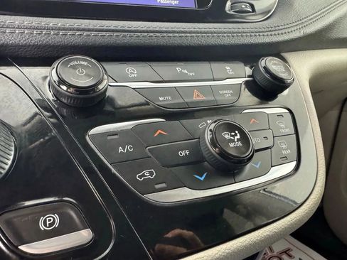 Used 2019 Chrysler Pacifica Limited FWD image 23