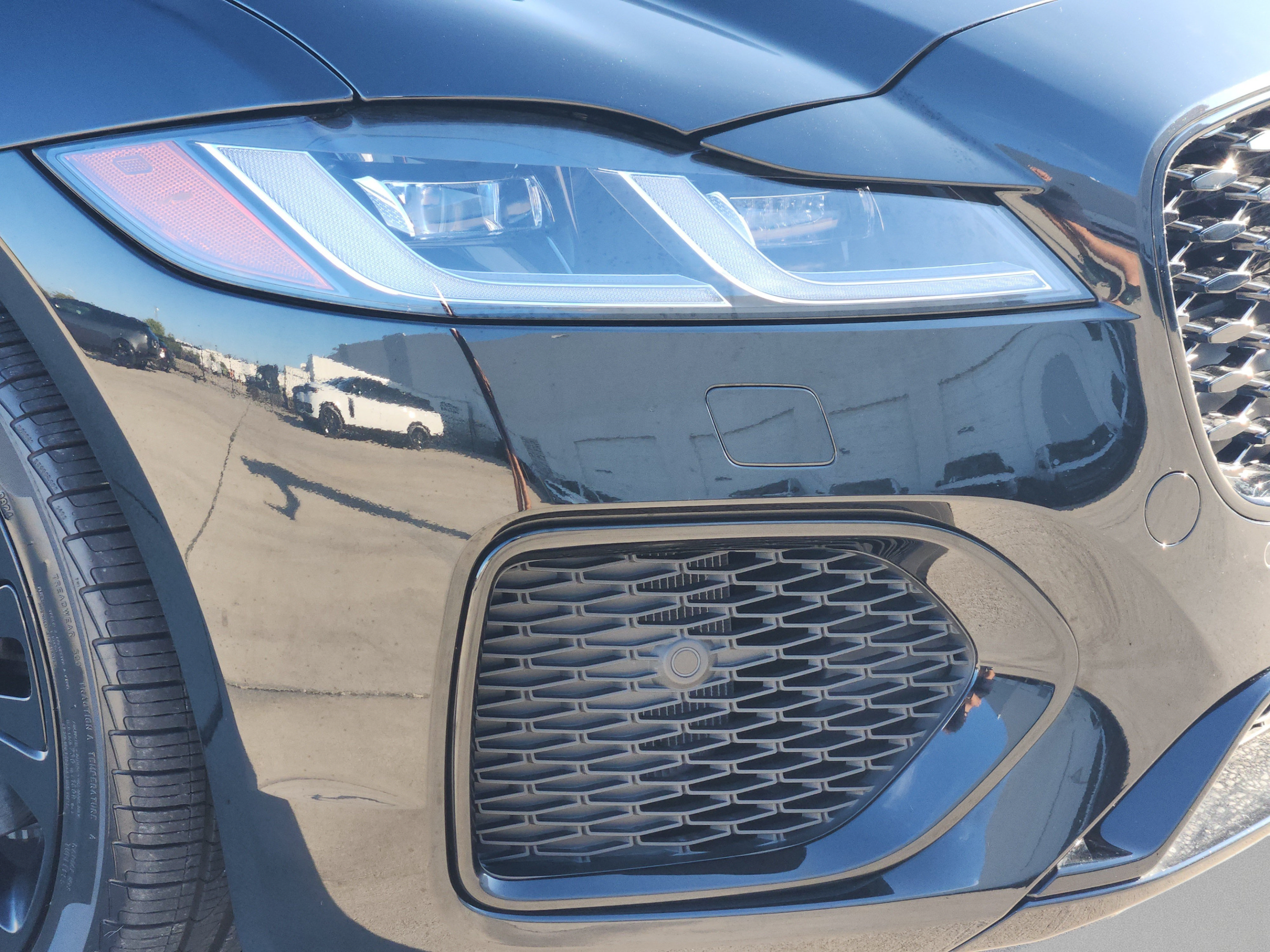 Certified 2024 Jaguar XF R-Dynamic SE AWD/4WD image 31