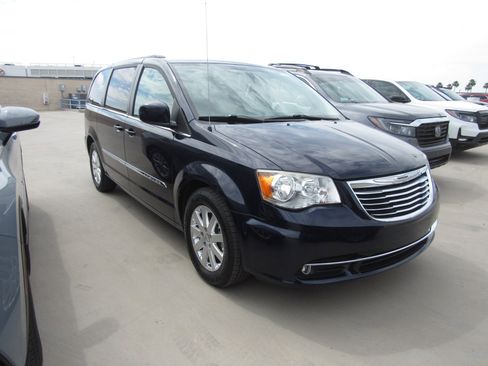 Used 2013 Chrysler Town & Country Touring image 2