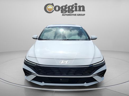 Certified 2024 Hyundai Elantra SEL w/ Convenience Package image 9