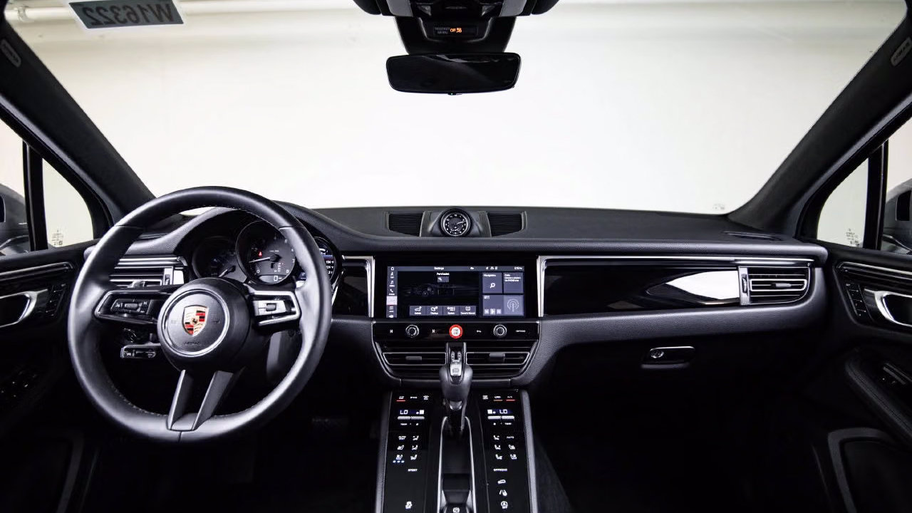 Certified 2026 Porsche Macan AWD/4WD image 25