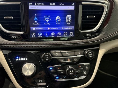Used 2020 Chrysler Pacifica Limited FWD image 12