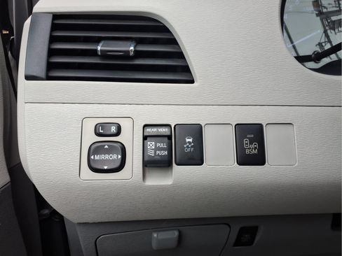Used 2013 Toyota Sienna XLE FWD image 21