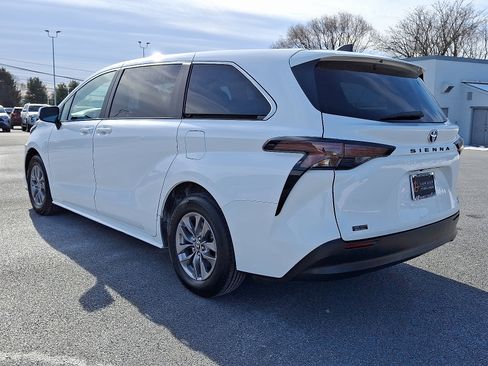 Used 2024 Toyota Sienna LE image 5