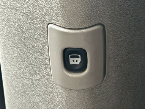 Used 2016 Chrysler Town & Country Touring-L FWD image 20