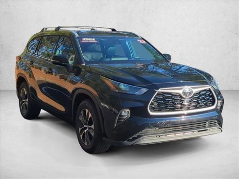 Used 2022 Toyota Highlander XLE image 3