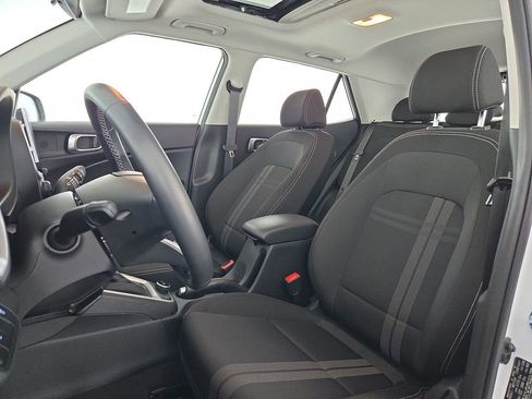 Used 2025 Hyundai Venue SEL image 25