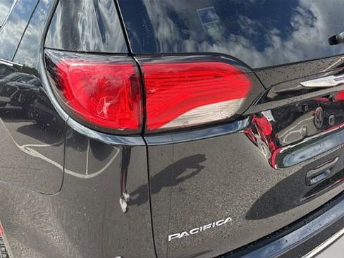 Used 2018 Chrysler Pacifica Limited image 29