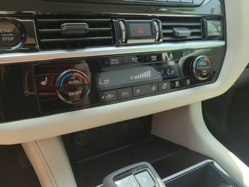 Certified 2025 Nissan Pathfinder SL FWD image 24
